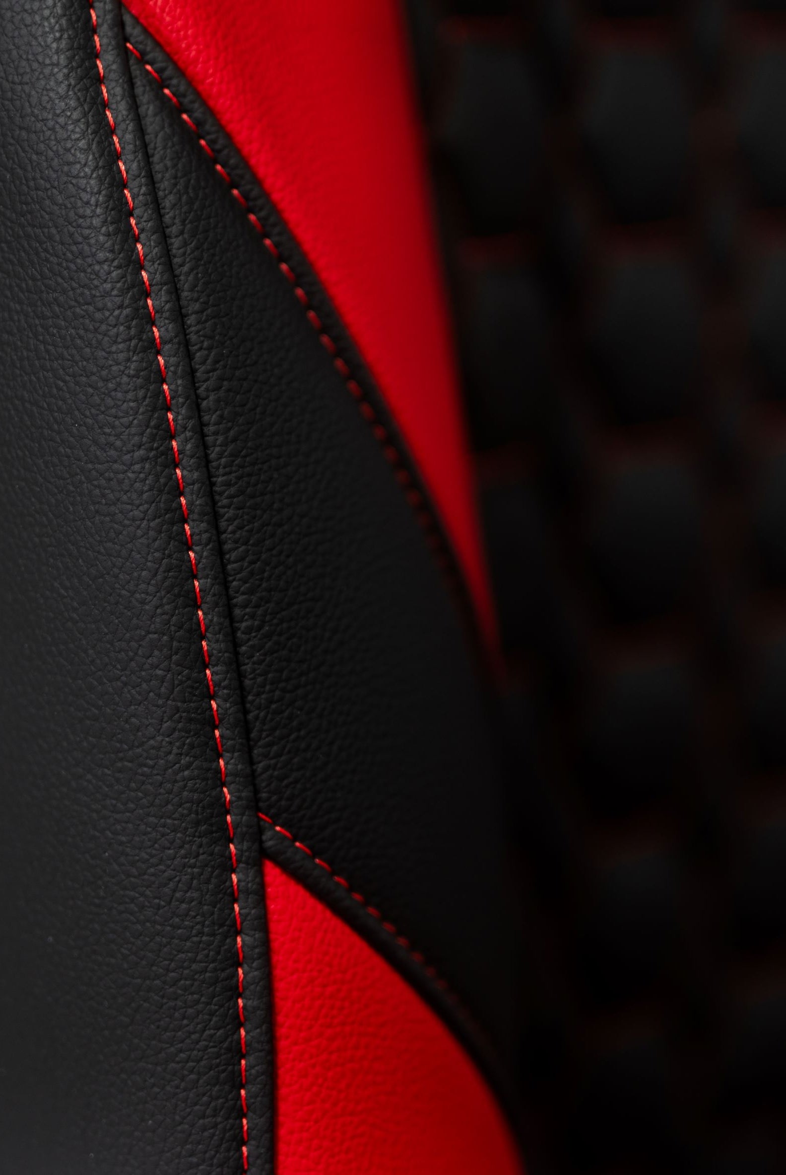 Kratos Pro 4D Throne V2 Vengeance showing side cushion and red switching in detail