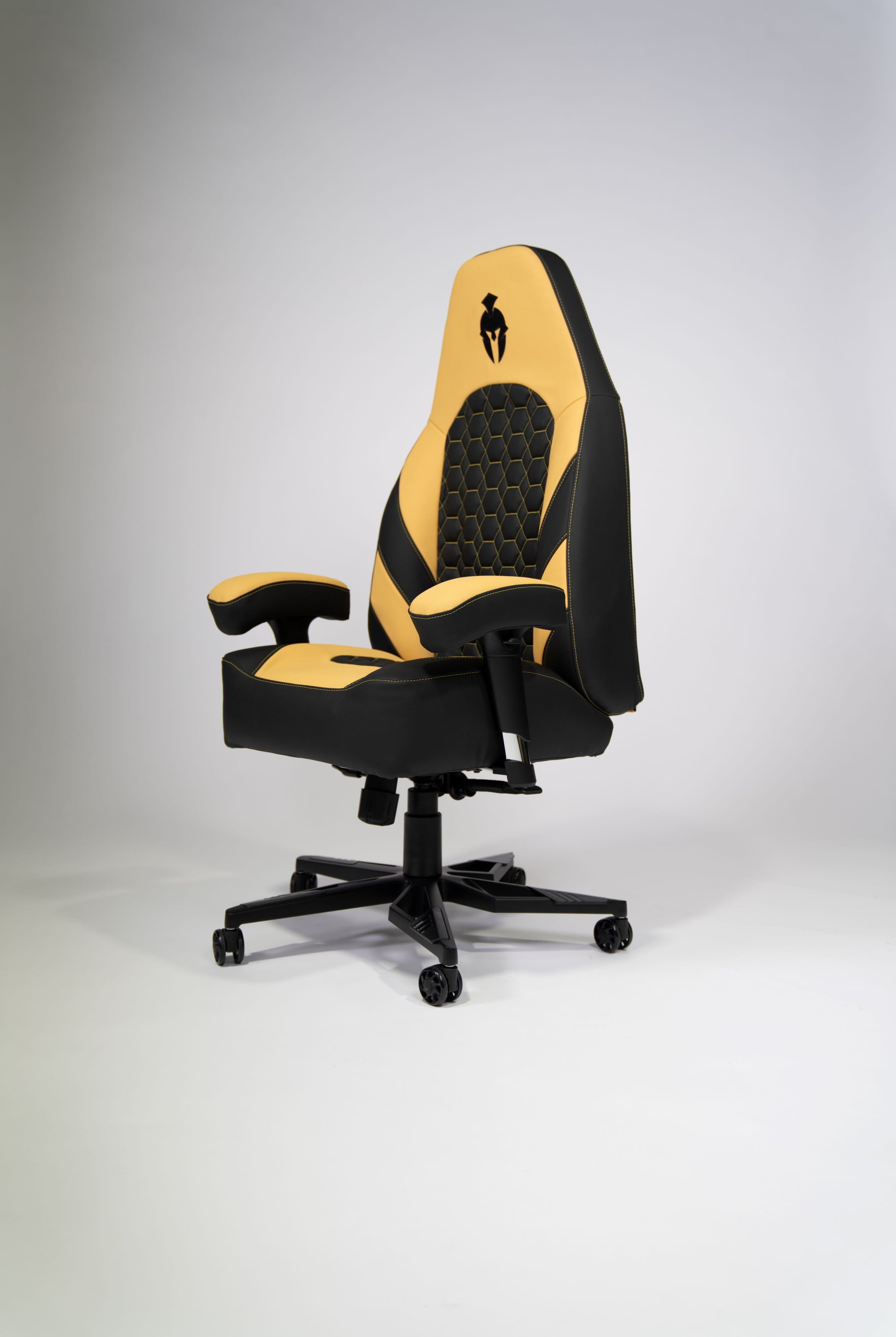 Kratos Pro 4D Throne V2 Side 3.jpg__PID:10739e7f-3d34-45ff-a44d-a16296524e67