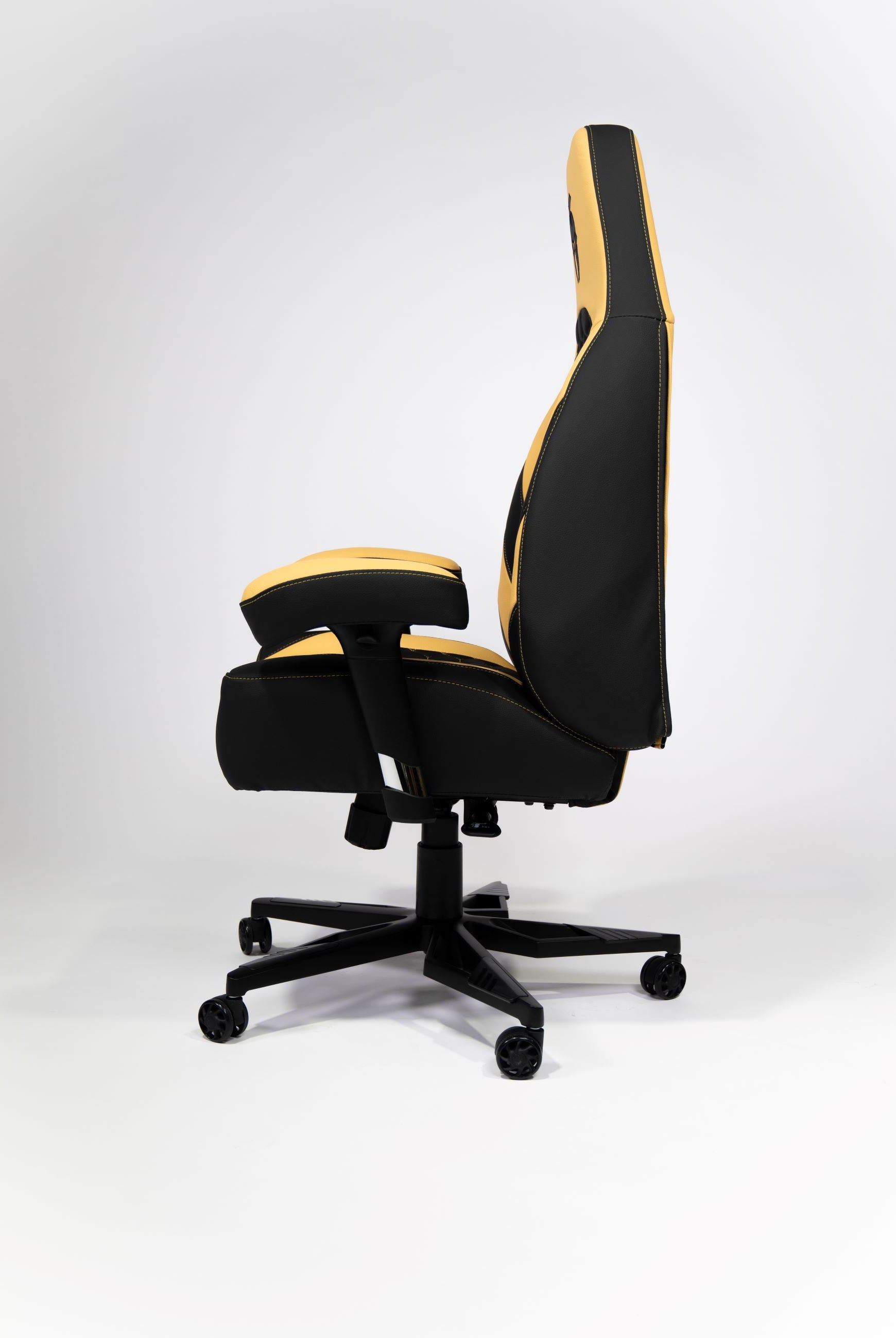Kratos Pro 4D Throne V2 Side 3.jpg__PID:9e7f3d34-55ff-444d-a162-96524e67027c